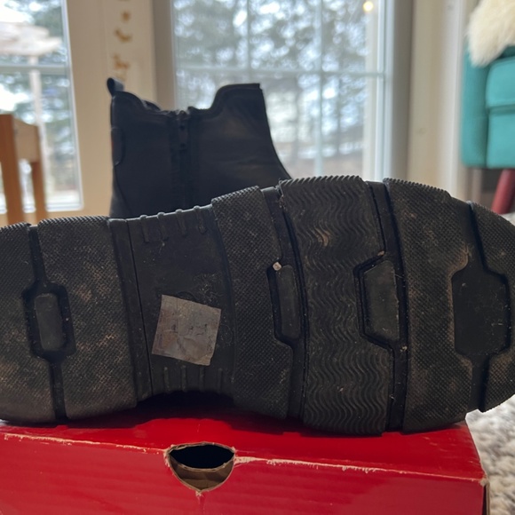 Child’s boots - Picture 3 of 5